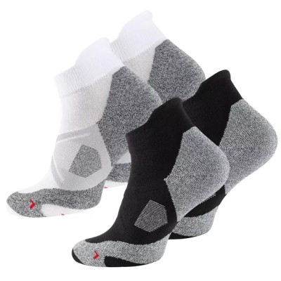 Unisex sports socks in sneaker design with heel protection in one package