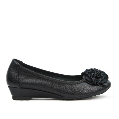 Comfortable faux leather ballerina with flower pattern and small heel