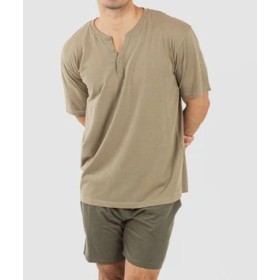 Pijama de hombre compuesto por camiseta de manga corta y pantalón corto.