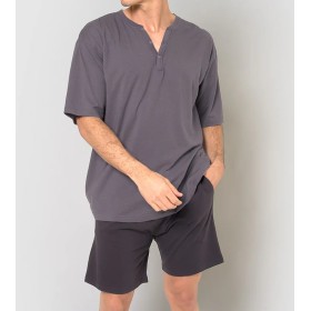 Pyjama homme composé d'un t-shirt à manches courtes et d'un short.