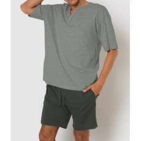 Ensemble pyjama court en coton. T-shirt à manches courtes et col rond. Short à taille élastiquée.