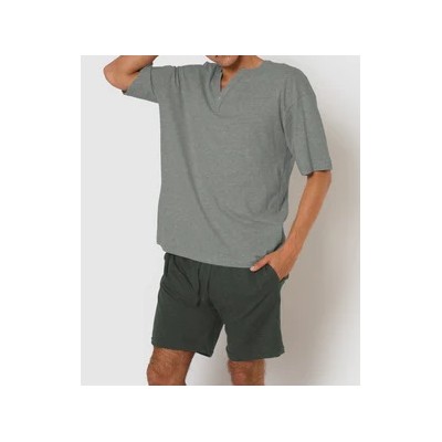 Short cotton pajamas set. Short-sleeved, round-neck t-shirt. Shorts with elasticated waist.