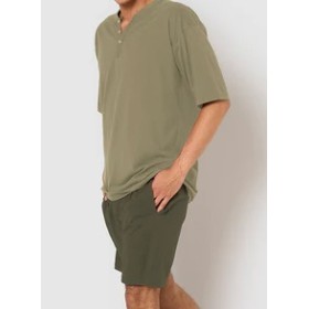 Ensemble pyjama court en coton. T-shirt à manches courtes et col rond. Short à taille élastiquée.
