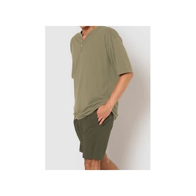 Short cotton pajamas set. Short-sleeved, round-neck t-shirt. Shorts with elasticated waist.