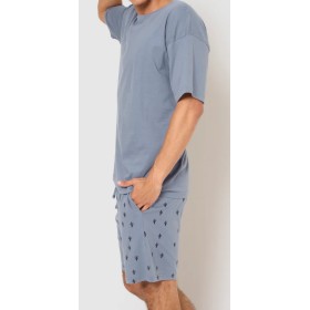 Ensemble pyjama court en coton. T-shirt à manches courtes et col rond. Short à taille élastiquée.