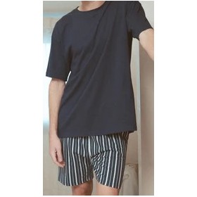 Conjunto de pijama corto de algodón. Camiseta de manga corta y cuello redondo. Pantalón corto con cintura elástica.