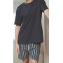Conjunto de pijama corto de algodón. Camiseta de manga corta y cuello redondo. Pantalón corto con cintura elástica.