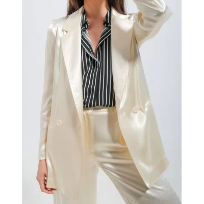 Blazer de raso en crema